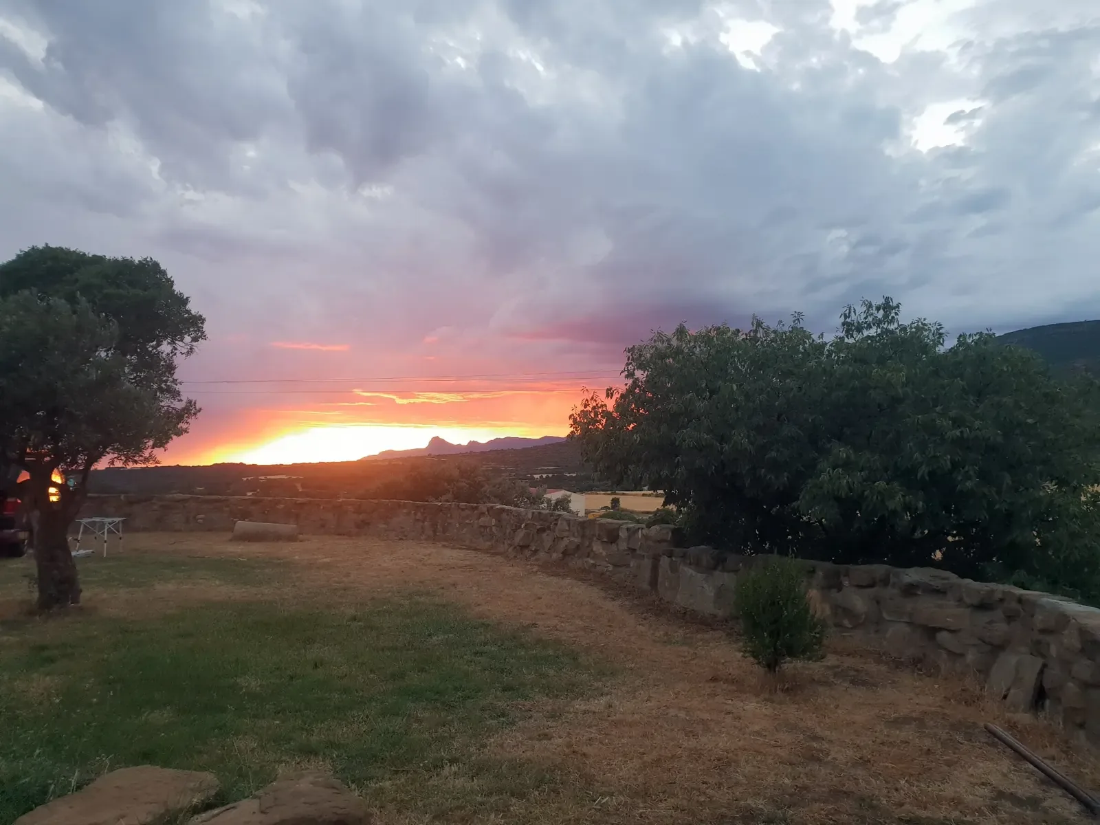 Atardecer desde el jardín